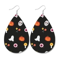 Detail van druppelvormige leren oorbellen met Halloween-motieven zoals pompoen en geest - Multi-element Combo Stijl (4)