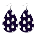 Détail macro de boucles d'oreilles goutte d'Halloween avec imprimés fantômes blancs sur cuir - Motif fantôme blanc sur impression violette (4) / Violet