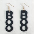 Pendientes Boo de Halloween en terciopelo negro con ganchos dorados sobre mármol - Estilo de Letras BOO