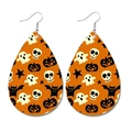 Detail van oranje lederen oorbellen met Halloween prints van spoken en pompoenen - Halloween Elementen Print