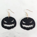 Detalle de pendientes de calabaza negra de Halloween con ganchos dorados finos - Forma de farol de calabaza