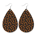 Detail van druppelvormige leren oorbellen met oranje botpatronen voor Halloween - Zwart Oranje Botten