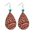 Détail de boucles d'oreilles bohèmes en cuir marron gaufré avec une perle de turquoise - Larme Gaufrée Marron avec Perle Turquoise (11)