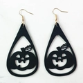 Detalle de pendientes de calabaza en cuero sintético negro con ganchos dorados - Cuero Negro - Patrón de Calabaza Calado