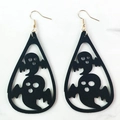 Detalle de pendientes de fantasma de Halloween con recortes negros y ganchos dorados - Cuero Negro - Patrón de Fantasma Calado