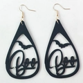 Detalle de pendientes negros de gota con silueta de murciélago y texto Boo para Halloween - Cuero Negro - Patrón de Letras Boo Calado