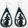 Detalle de los pendientes de Halloween en forma de gota con un gato negro y sombrero de bruja - Cuero Negro - Patrón de Gato Bruja Calado