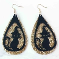 Detalle de pendientes de Halloween con purpurina dorada y diseño de gato negro y bruja - Fondo Brillo Dorado - Patrón de Gato Bruja Negro / Doble Halo Forma de Pera