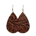 Detalle de pendientes de cuero en forma de gota con motivos florales grabados - Estilo de Gota en Relieve Marrón Oscuro (2)