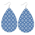 Orecchini bohémien a goccia in pelle blu con stampa floreale bianca e ganci d'argento - Stile Floreale Geometrico Blu