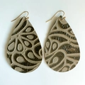 Primer plano detallado de aretes de cuero repujado en forma de gota con diseño floral - Estilo de Gota en Relieve Gris Marrón (3)