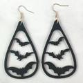 Pendientes de lágrima para Halloween con siluetas de murciélagos negros y ganchos dorados - Murciélago hueco / Negro