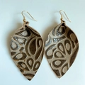 Détail des boucles d'oreilles en cuir en forme de feuille avec relief marron et crochets - Style Gaufré Forme de Feuille Fauve (10)