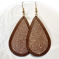 Detailopname van druppeloorbellen met bruin houten frame en roségouden glitters - Goud Glitter Houten Druppel Stijl (2)