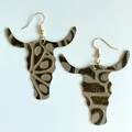 Vue détaillée des boucles d'oreilles en cuir tête de taureau au style bohème - Style Gaufré Forme de Crâne de Taureau (13)