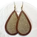Houten waterdruppel oorbellen met gouden glitter inleg op een wit bord - Geel Glitter Houten Druppel Stijl (5)