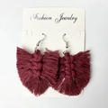 Detail of burgundy macrame tassel earrings with handmade bohemian fringe and metal hook - 小号酒红色款式 (S3)
