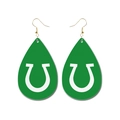 Détail de boucles d'oreilles en simili cuir vert avec motif fer à cheval blanc chic - Style Fer à Cheval Vert (2)