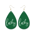 Vue détaillée des boucles d'oreilles en cuir vert en forme de larme avec texte Lucky - Style Texte Lucky Vert Foncé (3)