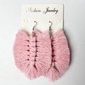 Close-up of handmade pink macrame leaf earrings with fringe on white jewelry card - 大号粉红色款式 (B4)