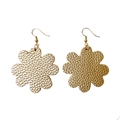 Détail de boucles d'oreilles fleurs en simili cuir doré avec grain de cuir et crochets - Style Texture Cuir Or Brillant (8)