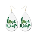 Detalle de pendientes de lágrima de cuero sintético San Patricio con trébol y suerte - Estilo Herradura Love Lucky (7)