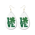 Detalle de pendientes de cuero sintético San Patricio con texto LOVE y trébol verde - Estilo Letra LOVE de Leopardo (8)