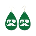 Detalle de pendientes de gota de San Patricio con cuero verde y diseño de gafas de trébol - Estilo Gafas de Sol Barba Trébol (9)