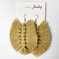 Handmade mustard yellow macrame leaf earrings in bohemian style with fringe details - 大号姜黄色款式 (B9)