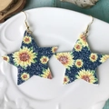 Pendientes de estrella en cuero sintético con estampado de girasoles y ganchos dorados - Estampado Estrella Girasol Azul (2)