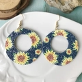 Detalle de pendientes redondos de cuero sintético con estampado de girasol y ganchos oro - Estampado Redondo Girasol Azul (4)