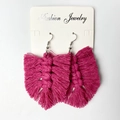 Handmade bohemian leaf-shaped macrame tassel earrings in vibrant rose pink color - 中号玫粉色款式 (M1)
