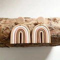 Orecchini arcobaleno in argilla polimerica nei toni della terra e dettagli dorati - Arcobaleno Toni Terra Beige Bianco Rosa Marrone