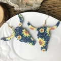 Böhmische Stierkopf-Ohrringe mit Sonnenblumenmuster auf blauem Glitzer vor Naturmaterialien - Stierkopf Kontur Sonnenblume-Blau Glitzer (6)