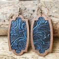 Κοντινό πλάνο boho ξύλινα σκουλαρίκια με ανάγλυφο φλοράλ σχέδιο και γεωμετρικό πλαίσιο - Στυλ με Σκούρο Μπλε Αφηρημένο Ανθικό Σχέδιο