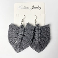 Handmade grey leaf-shaped woven tassel earrings in Bohemian style for women - 中号灰色款式 (M6)