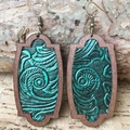 Vintage boho ξύλινα σκουλαρίκια με ανάγλυφο δέρμα σε τιρκουάζ χρώμα και σχέδια - Στυλ με Γαλαζοπράσινο 3D Αραβούργημα