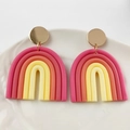 Orecchini arcobaleno in argilla polimerica a forma di U con borchie dorate lucide - Orecchini Pendenti Arcobaleno Toni Caldi Rosa Arancione Rosso Giallo