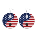 Pendientes Yin Yang con patrón de bandera de EE. UU. de cuero sintético y ganchos de plata - Estilo Tai Chi Estrellas y Franjas / Rojo Blanco Azul