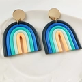 Orecchini arcobaleno a forma di U in argilla polimerica blu verde e arancione - Arcobaleno Blu Scuro Blu Brillante Verde Arancione