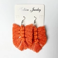 Handmade bright orange woven fringe leaf earrings with fashion jewelry display card - 中号亮橘色款式 (M2)
