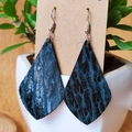 Boucles d'oreilles vintage goutte d'eau en cuir bleu marine à texture serpent - Peau de serpent bleue