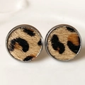 Minimalistische runde Ohrstecker mit Leopardenmuster Leder und Edelstahl Silberfassung - Vintage Leopardenmuster-Stil (4)