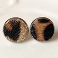 Vista macro de pendientes redondos de leopardo con textura de pelo y base de metal plateado - Estilo Leopardo Salvaje Oscuro (5)