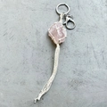 Portachiavi fatto a mano con quarzo rosa grezzo, nappa in cotone bianco e gancio in metallo - Stile Quarzo Rosa (3)