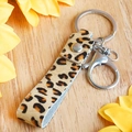 Dettaglio portachiavi in pelle leopardata con chiusura a moschettone in argento - Stile Leopardo 2