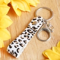 Dettaglio portachiavi in pelle maculata leopardata con moschettone in metallo argento - Stile Leopardo 3
