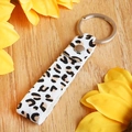 Dettaglio di un portachiavi in vera pelle con stampa leopardata e anello in metallo - Stile Stampa Leopardata Chiara (4838918343671)