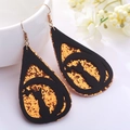 Pendientes de gota de Halloween con purpurina naranja y siluetas de gatos negros sobre blanco - Gato Negro y Luna Creciente