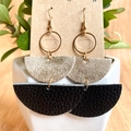 Detail of bohemian geometric semi-circle earrings with gold texture and black leather - Two-Layer Semi-Circle Geometric Style (4) / Black